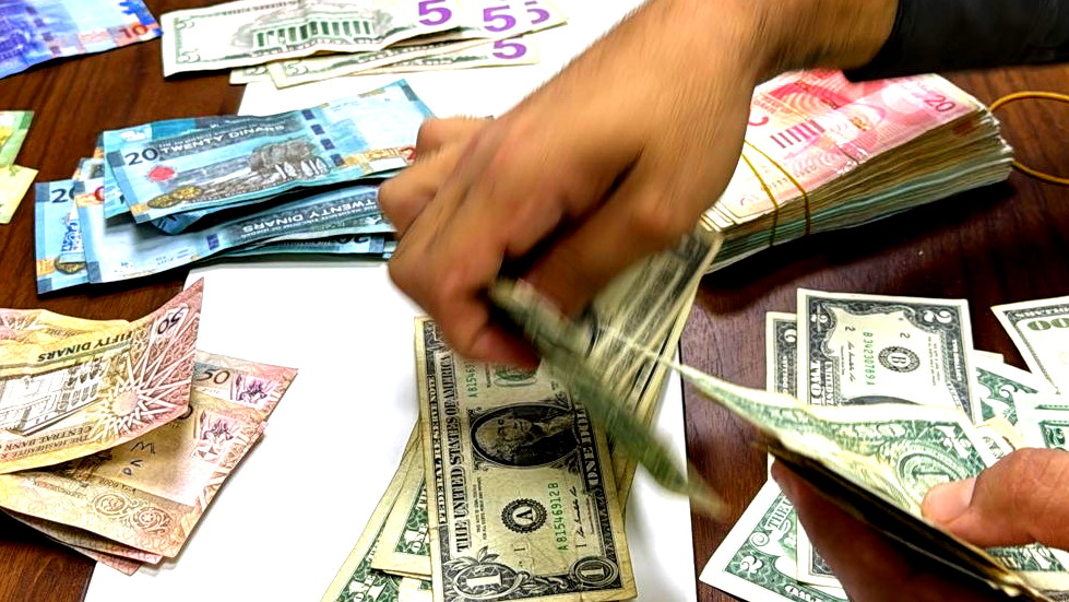 الشيكل يحلق عاليا: الدولار قد ينهار إلى أدنى مستوى له منذ عقود وصولاً الى 3 شيكل