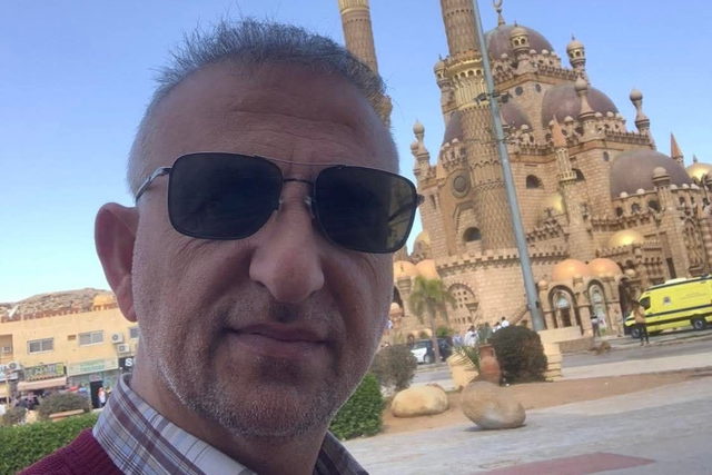 تحت حماية الجيش الإسرائيلي: مستوطنون يعتدون على المحامي عزات عثمان من أبو غوش أثناء زيارته أرض موكّله قرب "أريئيل"