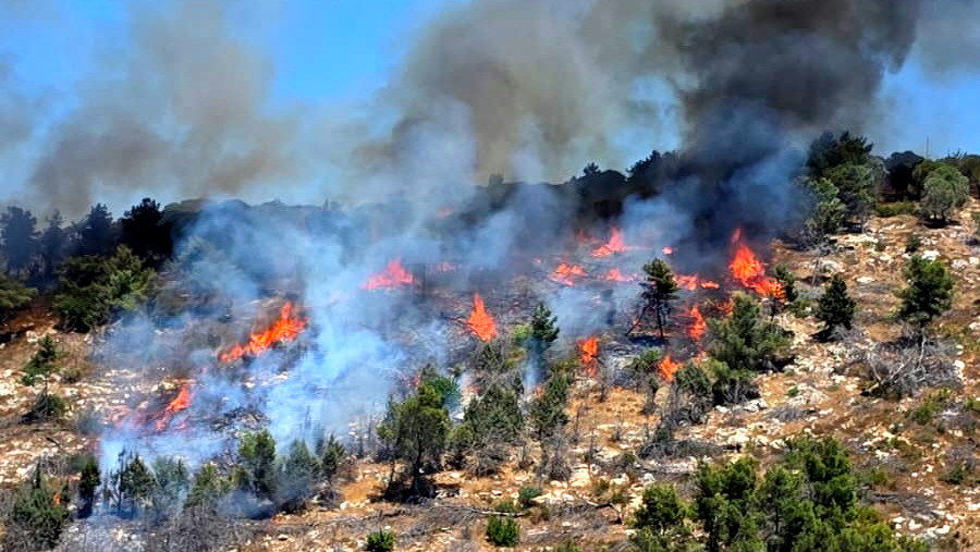 اندلاع حريق بجبل القفزة في مدينة الناصرة وإشراك طائرات في عمليات الإخماد