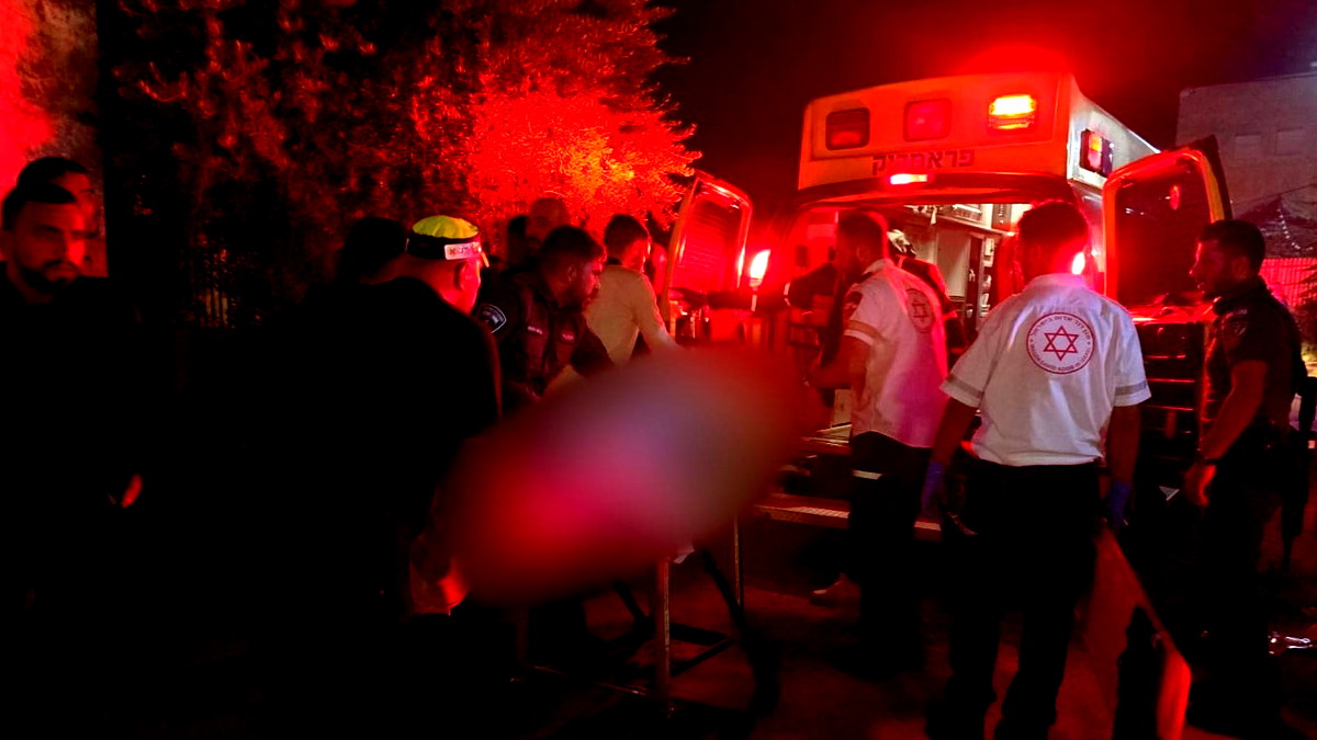 اللد: مقتل سيدة (بعد 4 سنوات من مقتل زوجها) وإصابة قريبتها بجروح خطيرة في هجوم مسلح واعتقال مشتبهين