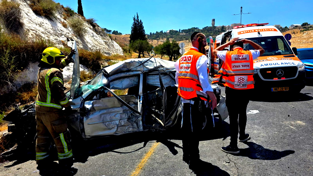 اصابة شاب بجراح خطيرة إثر اصطدام سيارته بحاجز على نفق هار هتسوفيم بالقدس