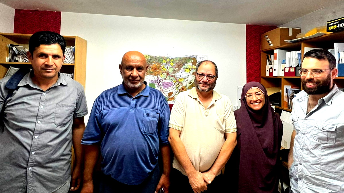 النائب عوفر كسيف في لقاءٍ وجولة هامة في قرى النقب: نظام الفصل العنصري ليس فقط في الضفة بل هنا أيضًا!