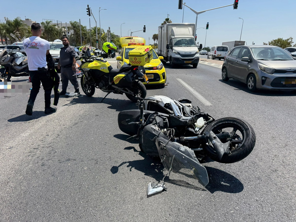 مركز البلاد: شاب (40 عامًا) بحالة حرجة إثر تعرّضه لحادث طرق وقع بين مركبة ودراجة نارية على شارع 412
