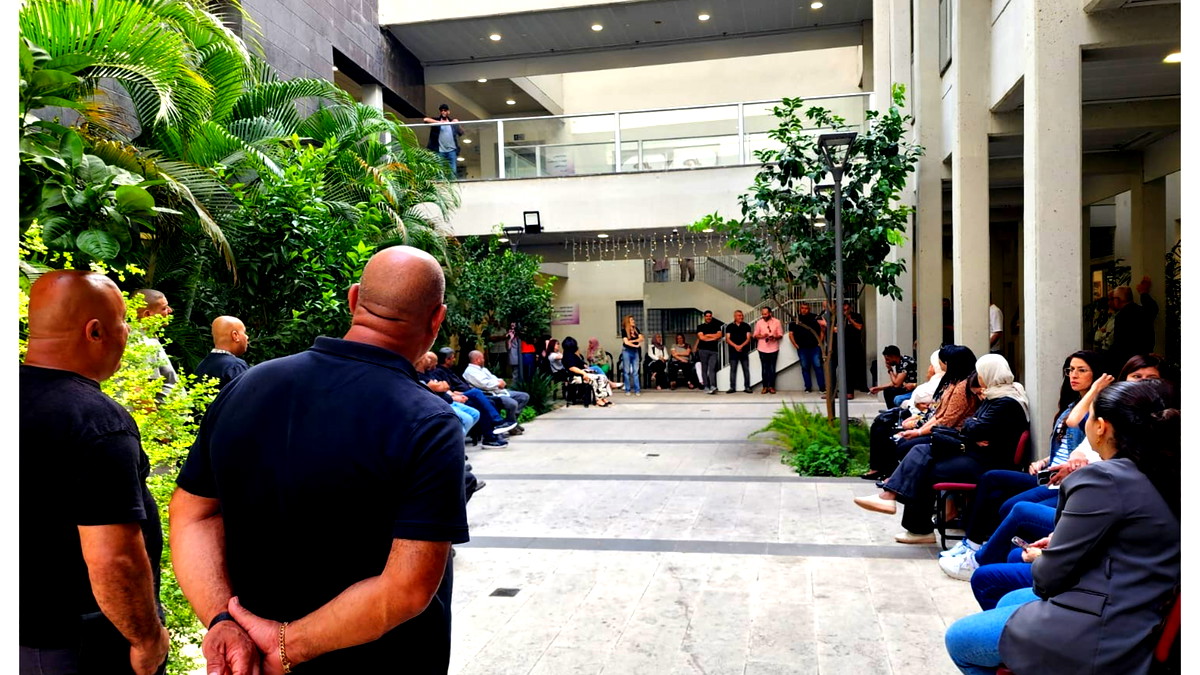 استمرار الاحتجاج اليومي لموظفي بلدية الناصرة بعد عدم تلقيهم الرواتب للشهر الخامس  رغم وعودات اللجنة المعينة