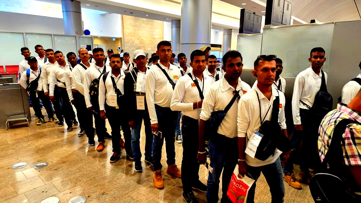 لأول مرة , وصول 110 عمال من سيريلنكا من أصل 190 للعمل في قطاع البنية التحتية