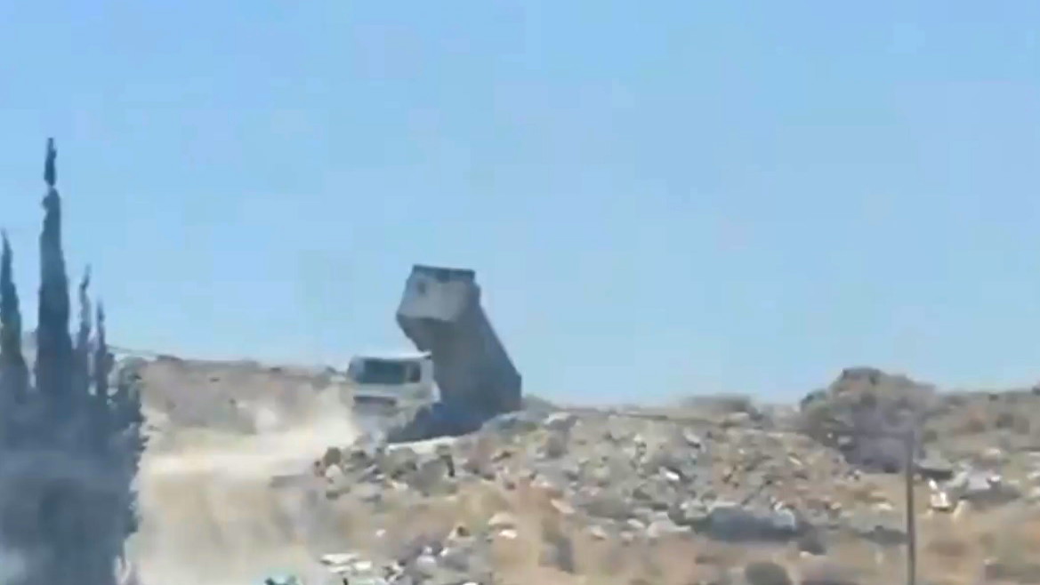 اتهام شاب من القدس بالقيادة المتهورة خلال فراره بشاحنة بعد إلقاء نفايات في مكان غير مخصص لذلك