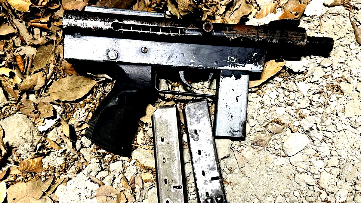 ضبط سلاح من نوع "كارل غوستاف" وذخيرة مخبأة داخل غرفة خدمات في مقبرة بمدينة شفاعمرو