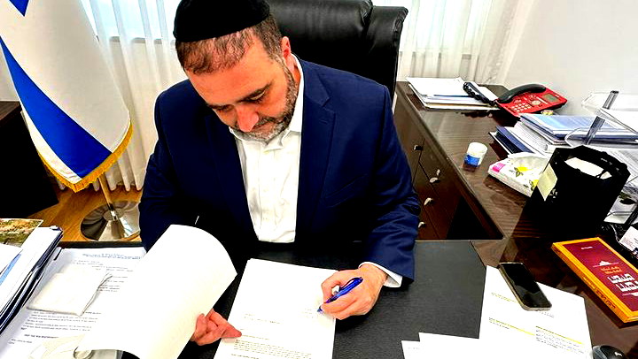  وزير الداخلية موشيه أربيل يتراجع عن استقالته الى حين تعيين مدير عام لحزب شاس