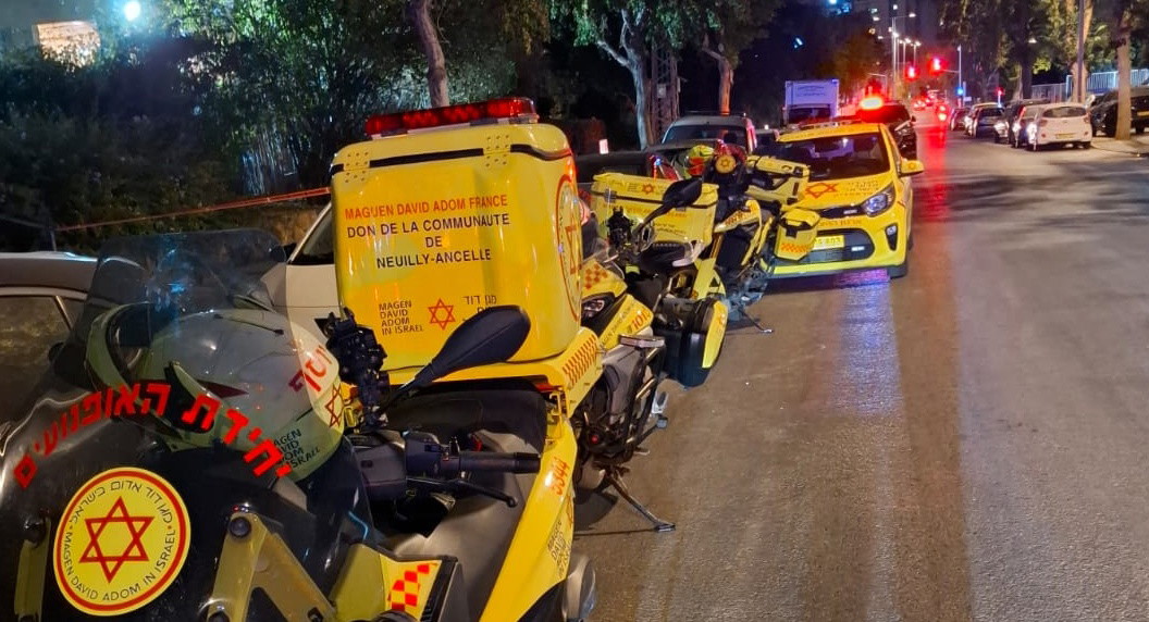 بات يام: إصابة شاب (28 عامًا) بجروح خطيرة في حادث عنف 