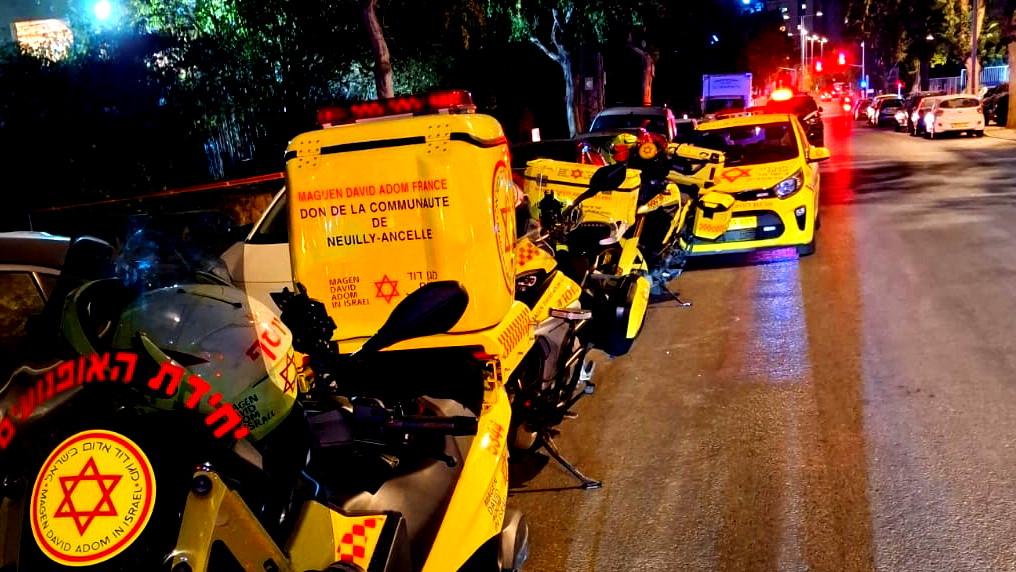 بات يام: إصابة شاب (28 عامًا) بجروح خطيرة في حادث عنف