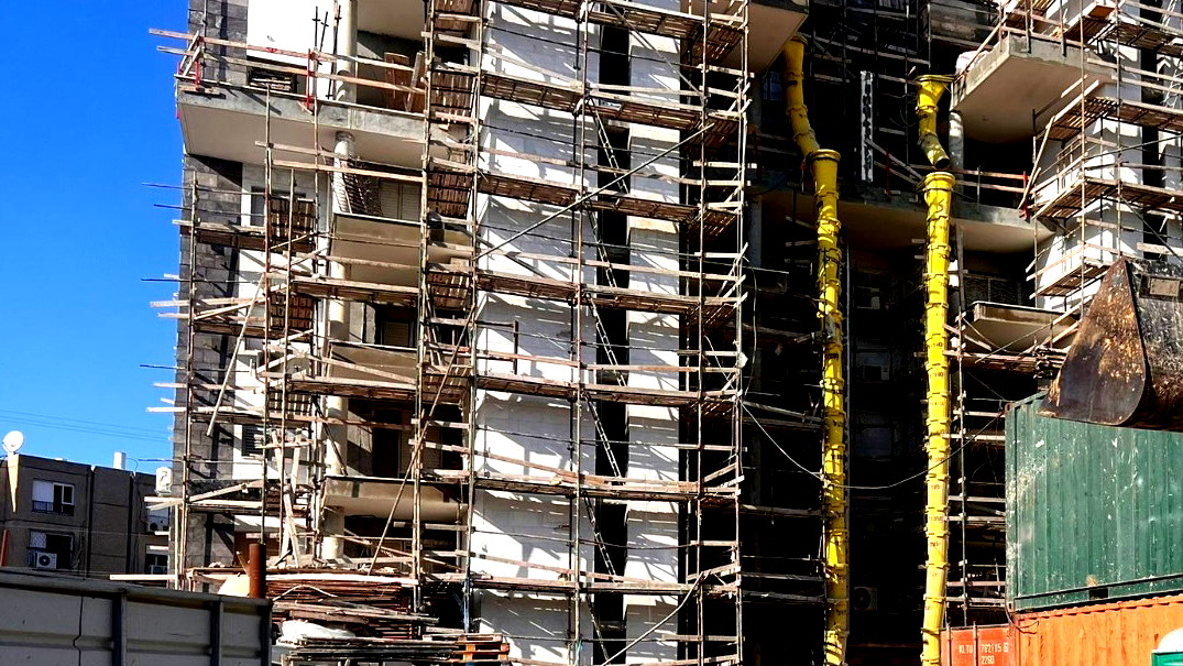 إصابة عامل (61 عامًا) بجراح خطيرة إثر سقوط جسم ثقيل عليه خلال عمله بورشة بناء بالقرب من الفريديس