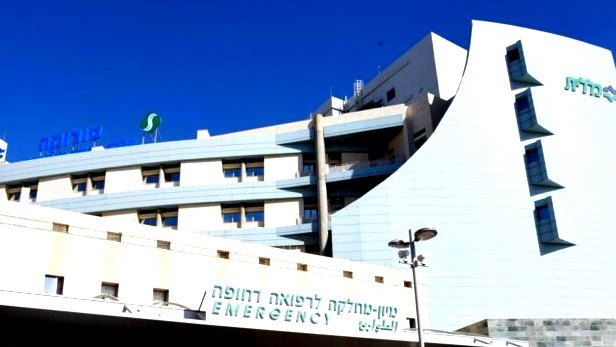 بئر السبع: إصابة خطيرة لعامل (57 عامًا) جرّاء سقوط جسم ثقيل عليه