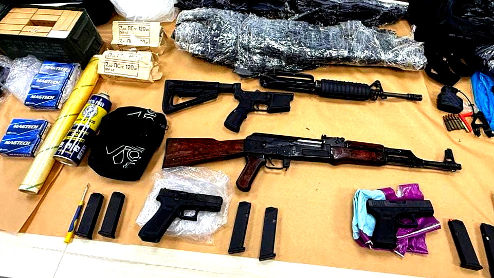 اعتقال أب ونجله من الطيبة بشبهة حيازة أسلحة وكمية كبيرة من الرصاص