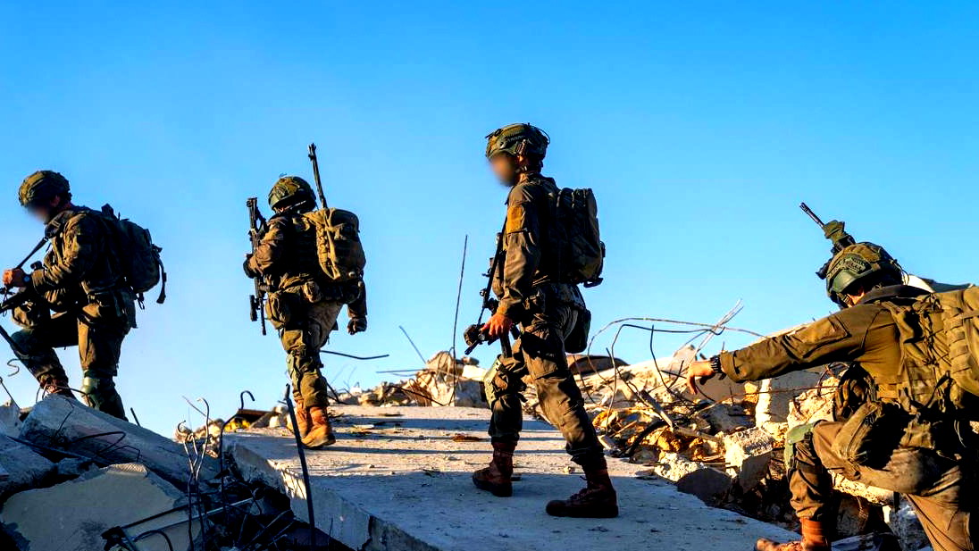 إصابة جنديين من لواء المظليين وضابطين في هجوم بأسلحة مضادة للدروع شماليّ القطاع 