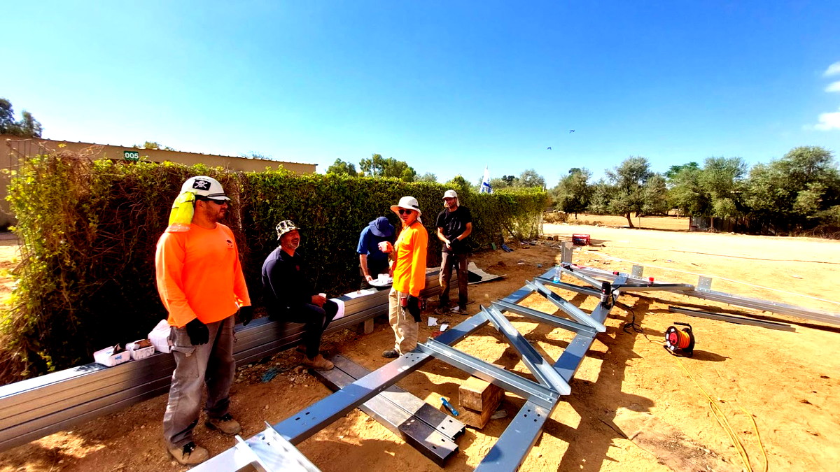 النقب: قرار مؤسف بتفكيك ونقل الأنظمة الشمسية في رياض وبساتين قريتي أم بطين والغرا