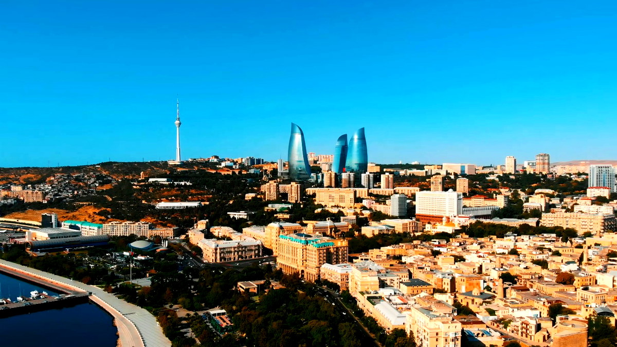 العاصمة الأذربيجانية باكو.. وجهة صيفية متكاملة تجمع بين التاريخ والحداثة