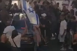 هجوم على سيارة النائب أيمن عودة قبل مظاهرة مناهضة للحرب في نيس-تسيونا