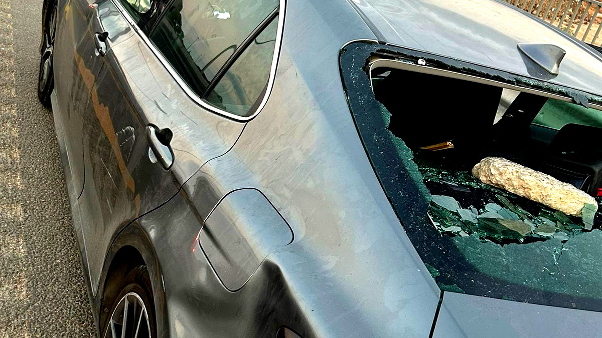 اعتداء ثاني على النائب عودة وتحطيم سيارته وهو بداخلها والشرطة تعلن اعتقال 3 مشتبهين