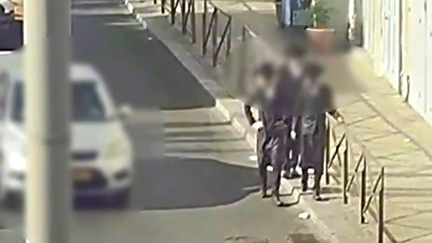 اعتقال شاب عربي من شرقي القدس ألقى كوبًا من القهوة على المارة بدوافع عنصرية 