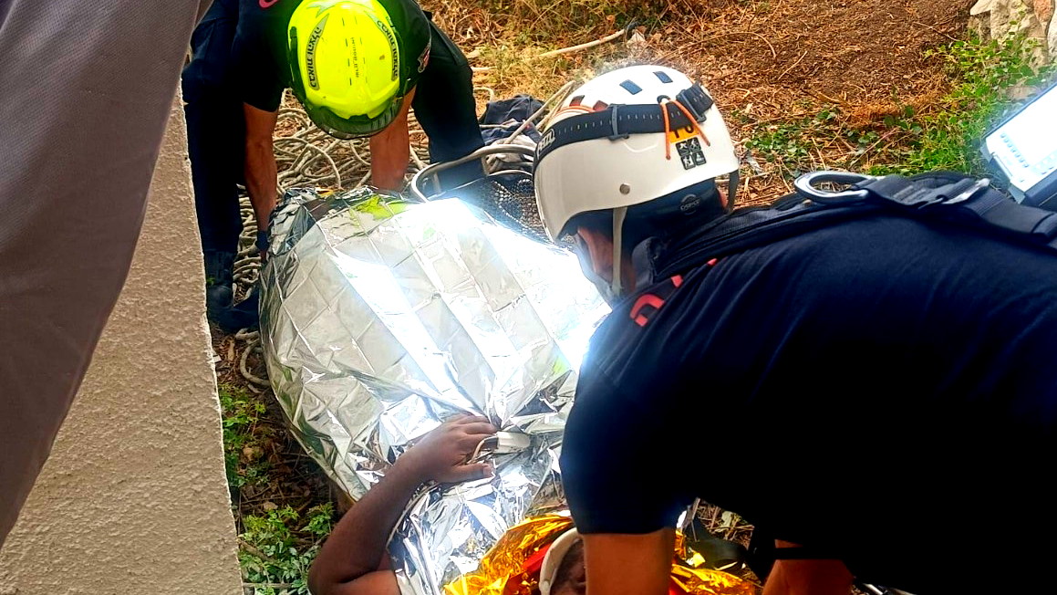 فيديو وصور: تخليص عامل سقط من ارتفاع 20 متراً في ورشة بمدينة حيفا