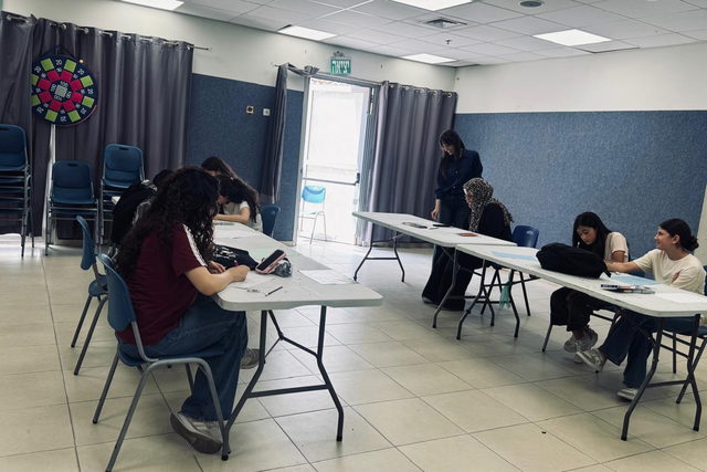 قسم الثقافة المركز الجماهيري – أم الفحم يُجري تحكيمًا فنّيًا لاختيار الطالبات الموهوبات في الفنون التشكيلية