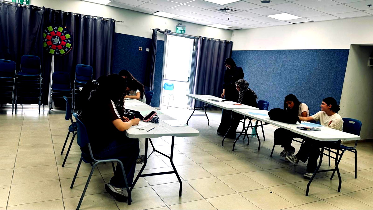 قسم الثقافة المركز الجماهيري – أم الفحم يُجري تحكيمًا فنّيًا لاختيار الطالبات الموهوبات في الفنون التشكيلية