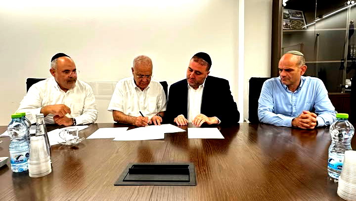  وزير الداخلية الإسرائيليّ موشيه أربيل يصدّق على خطة إنقاذ شاملة لبلدية الناصرة... فصل أكثر من مئتَي موظف