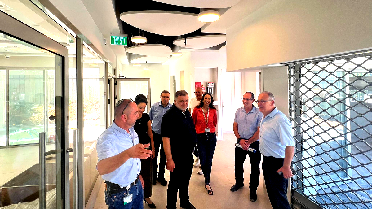 كلاليت تطلق مركزًا طبيًا جديدًا ومتقدمًا في الطيرة- جولة ميدانية مع رئيس بلدية الطيرة في المبنى الحديث