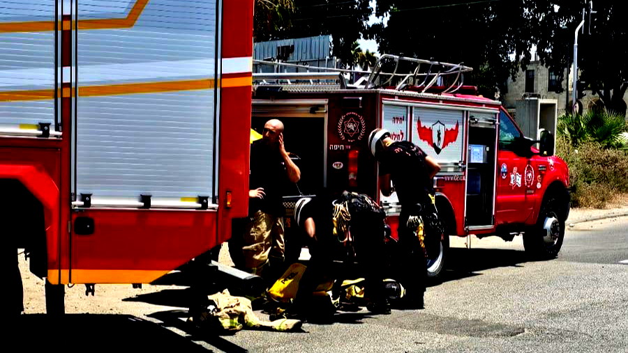 تخليص عامل (60 عامًا) عقب سقوطه داخل شاحنة محمّلة بمواد وقود في حيفا... حالته خطيرة 