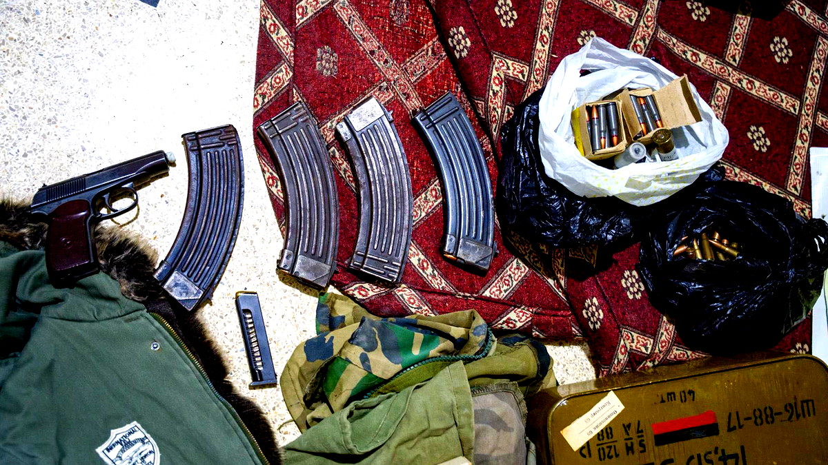 الجيش الاسرائيلي يعلن اعتقال تجّار أسلحة عملوا في منطقة جنوب سوريا