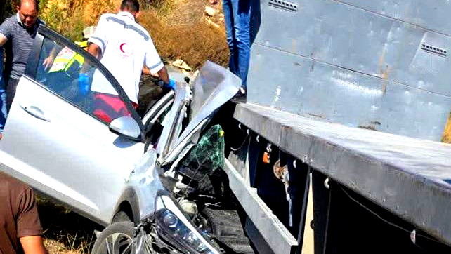 مصرع شابتين بحادث طرق مروع بين سيارة وشاحنة شمال رام الله
