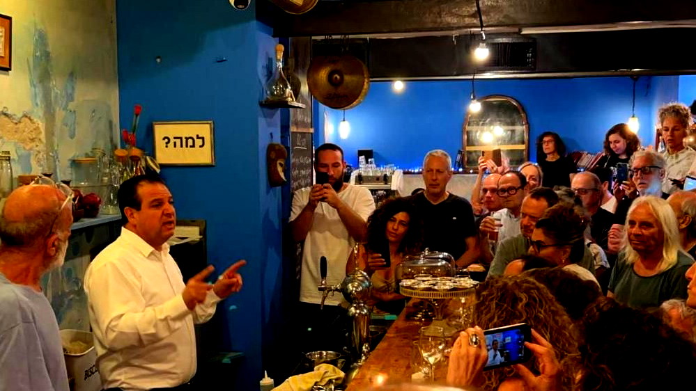 تل أبيب: لقاء داعم للنائب أيمن عودة رغم تواجد قطعان اليمين المتطرف