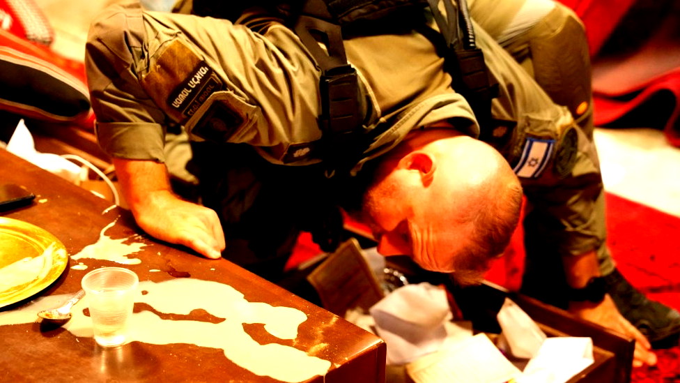 تل السبع: اعتقال 23 مشتبها وضبط أسلحة خلال مداهمات للشرطة