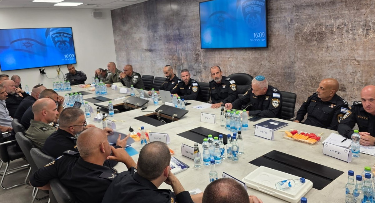 جلسة خاصة لقيادة الشرطة لمواجهة العنف في المجتمع العربي وتعزيز الأمن 