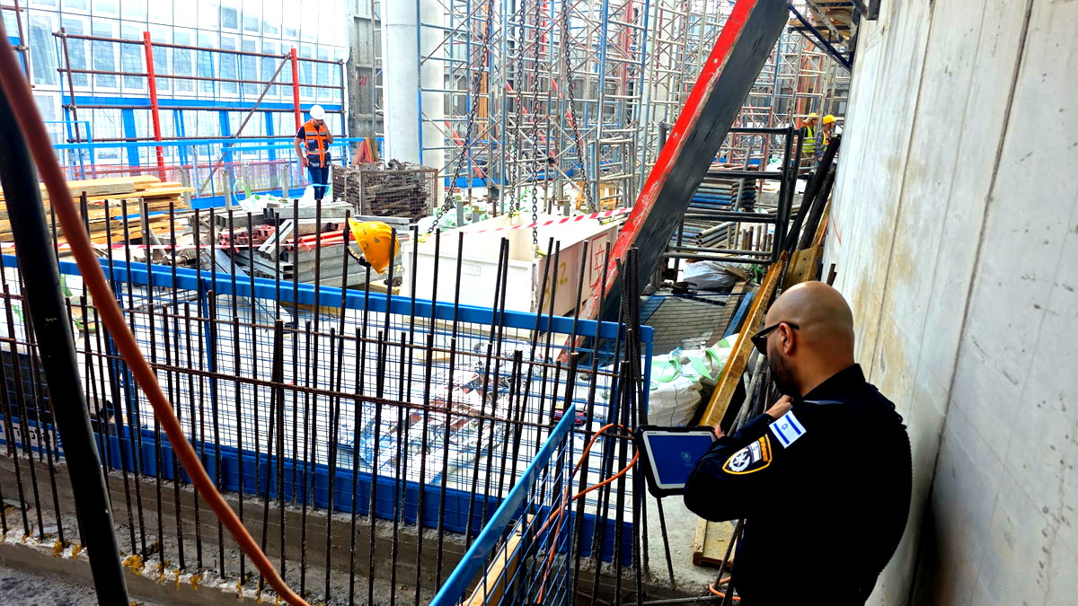 مصرع عامل إثر سقوطه عن ارتفاع 5 أمتار في تل أبيب