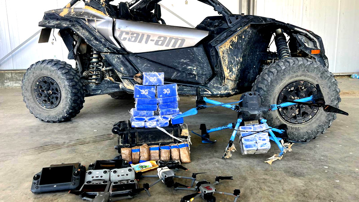 إعتقال 3 مشتبهين من النقب بمحاولة تهريب أكثر من 17 كيلوغرام حشيش باستخدام طائرات مُسيّرة