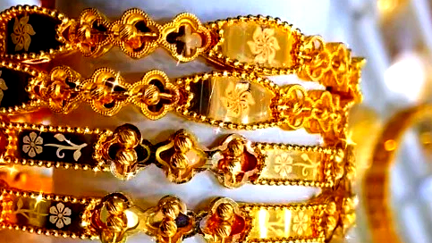 أسعار الذهب تتراجع وسط استقرار الدولار وتذبذب الطلب العالمي