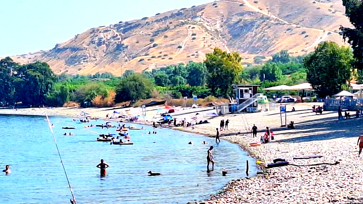 أجواء لاهبة تدفع بالالاف الى شواطئ البحيرة في طبريا وتحذير من ضربات الشمس 