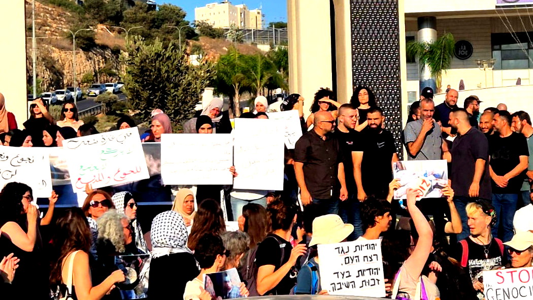 المئات في أم الفحم يشاركون في وقفة تضامنية مع غزة وسط تواجد مكثف للشرطة