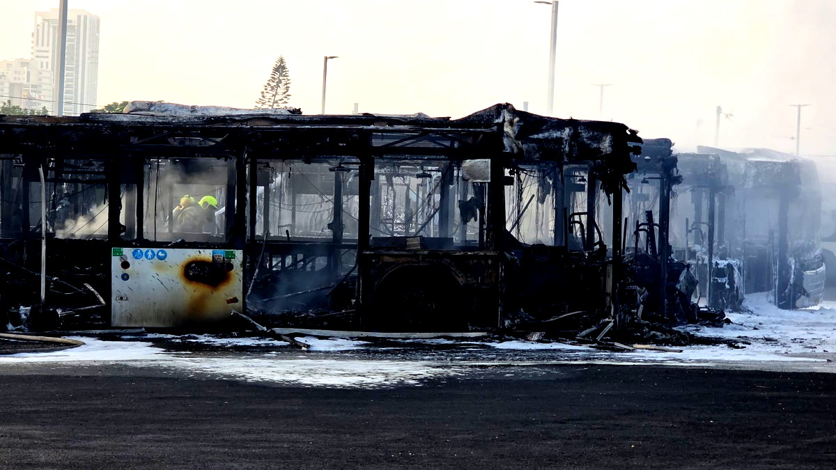 بات يام: العثور على جثة رجل داخل حافلة مشتعلة