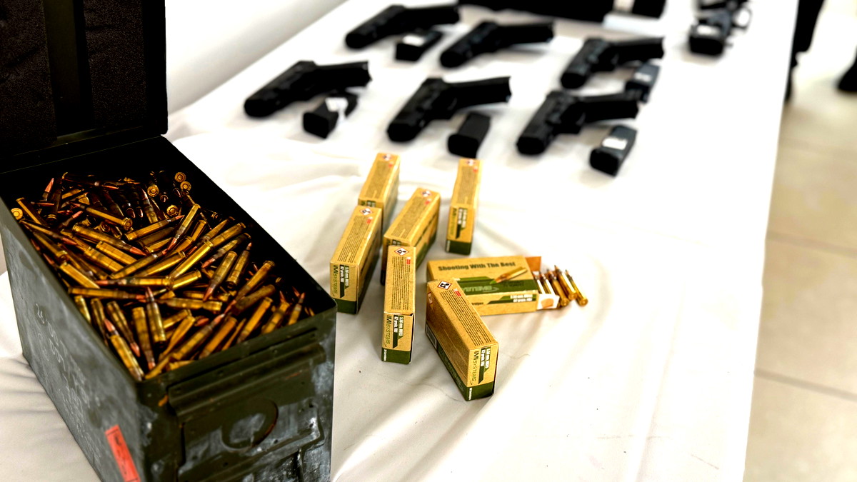 اتهام 7 أشخاص من البلاد بتهريب وبيع كمية كبيرة من الأسلحة إلى الضفة الغربية