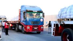 شاحنات مساعدات مصرية تتجه إلى غزة محملة بمواد غذائية ومستلزمات أخرى