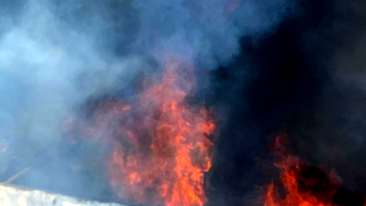 حريق في مبنى بالقرى غير المعترف بها قرب ديمونا: وطواقم الإطفاء تمنع انتشاره دون تسجبل إصابات