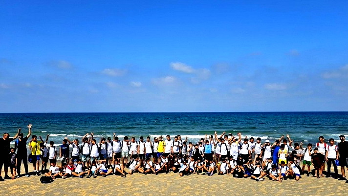 مخيم كرة القدم – أم الفحم ينطلق برحلة رياضية وترفيهية مميزة إلى حيفا