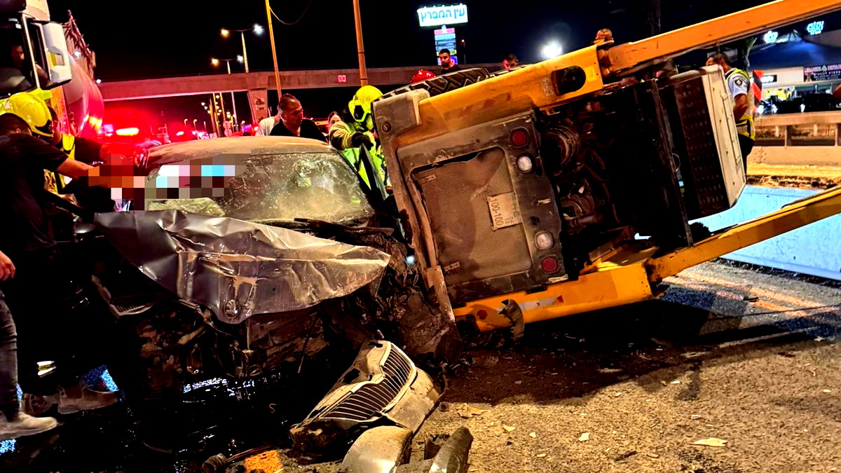 قرب عكا: إصابات خطيرة بحادث طرق بين سيارة وجرافة على الطريق 4