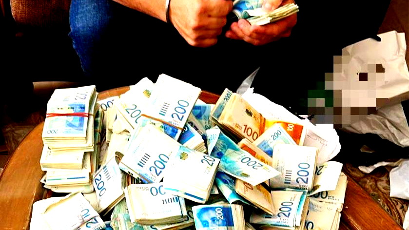 شعب: ضبط أكثر من مليون شاقل وآلاف الدولارات واليورو في منزل واعتقال مشتبهين