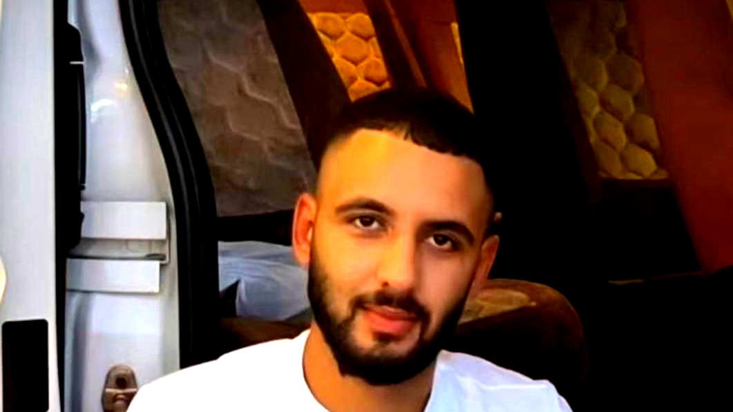 (فيديو) توثيق جريمة القتل ليلة أمس في الرملة والتي أسفرت عن مقتل الشاب محمد شمالي  أثناء تواجده في محطّة وقود