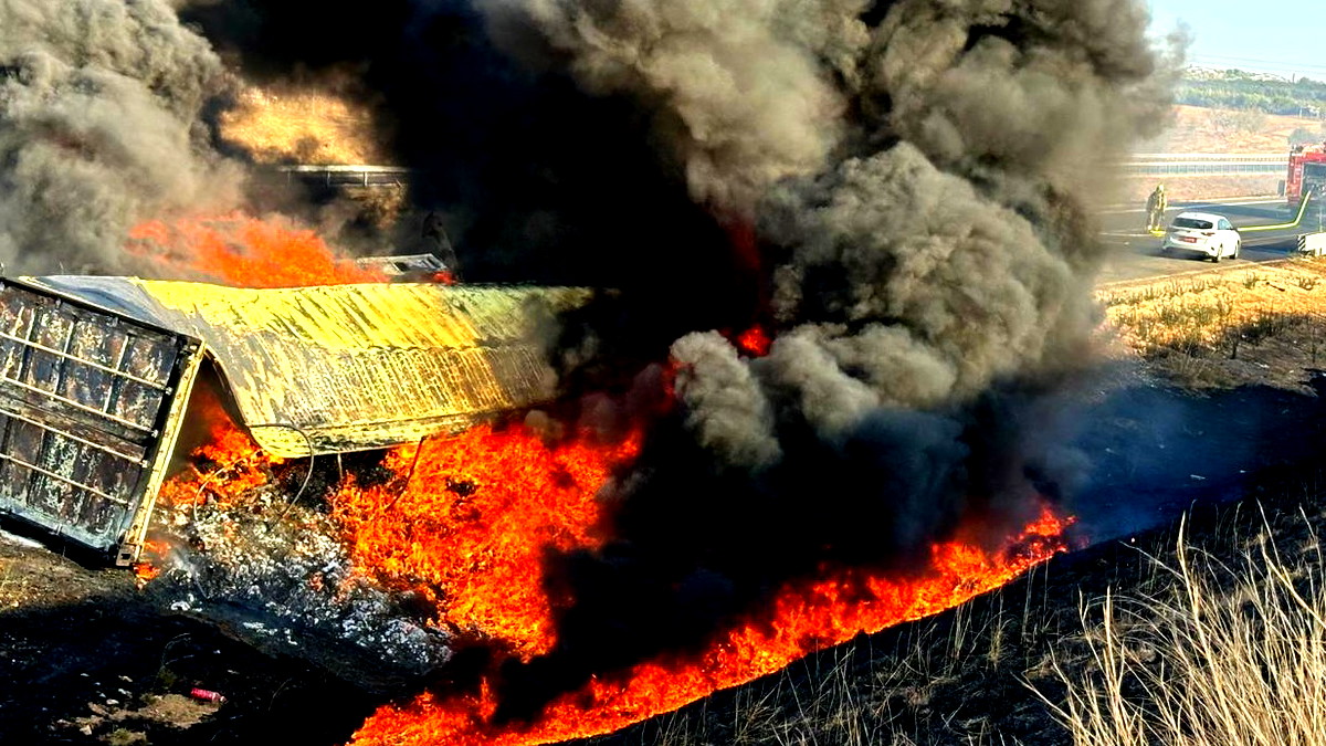 كريات جات: حريق مدمر في شاحنة مواد خطرة على الطريق 6