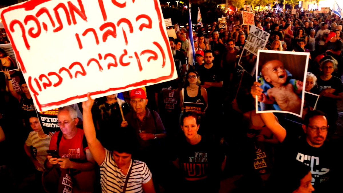 أكثر من 15 ألف شخص وصور أطفال غزة في مظاهرة ضخمة في تل أبيب