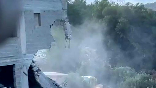 بحماية معززة من الشرطة- هدم منزل في الزرازير بحجة البناء غير المرخص